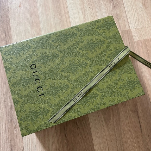 New Gucci green Gift Box with silk ribbon - Picture 2 of 5